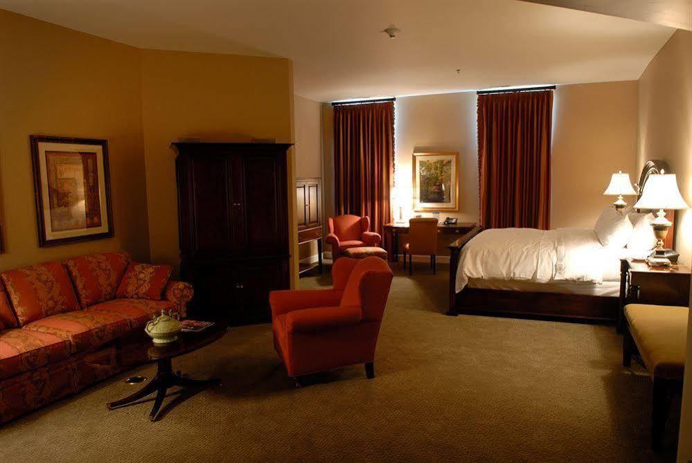 The Delafield Hotel Buitenkant foto